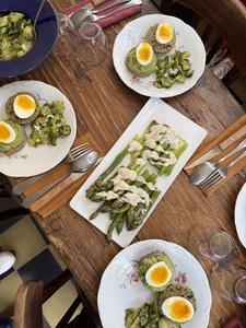 Asperges vertes & petits pois, sauce tahini citron & cumin